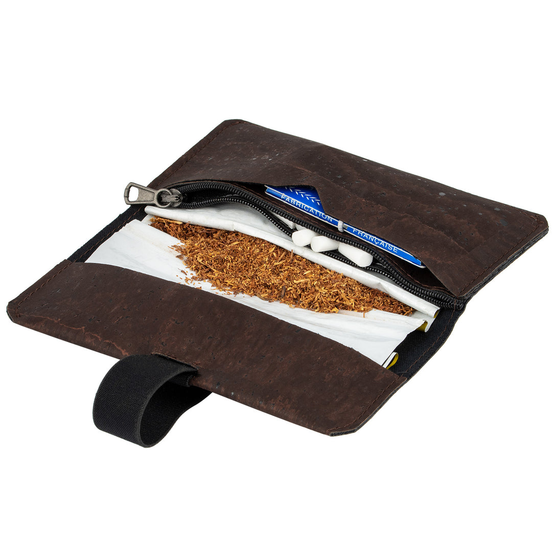Offene Tabaktasche aus braunem Kork befüllt mit Tabakbeutel, Paper und Filtern #color_braun