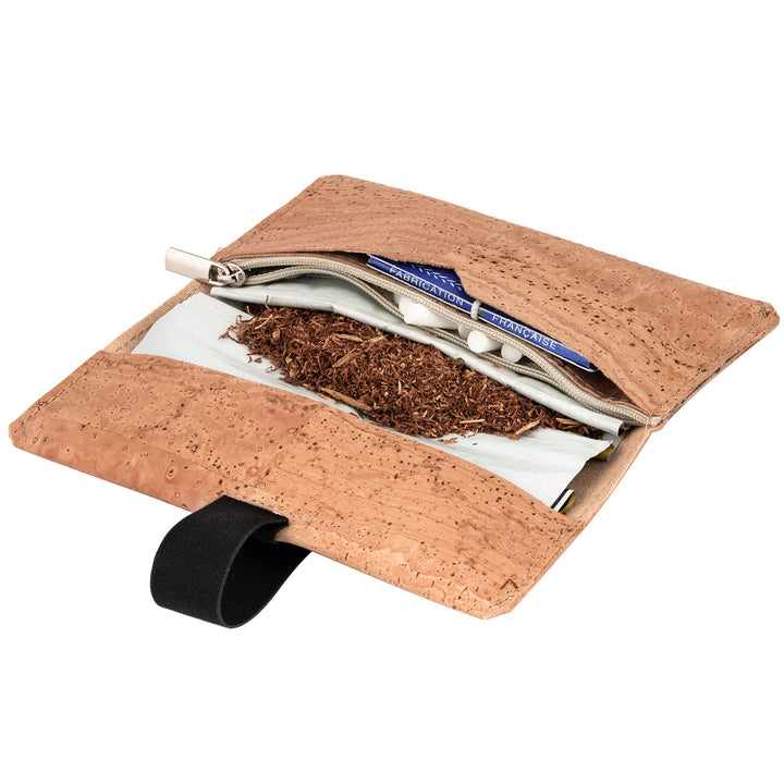 Offene Tabaktasche aus hellem Kork befüllt mit Tabakbeutel, Paper und Filtern #color_beige