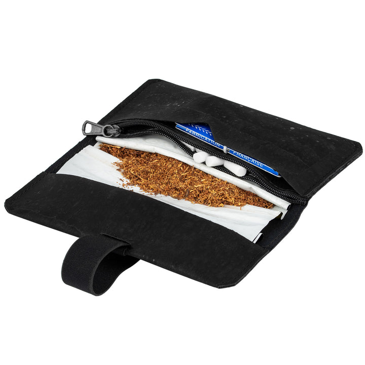 Offene Tabaktasche aus schwarzem Kork befüllt mit Tabakbeutel, Paper und Filtern #color_schwarz