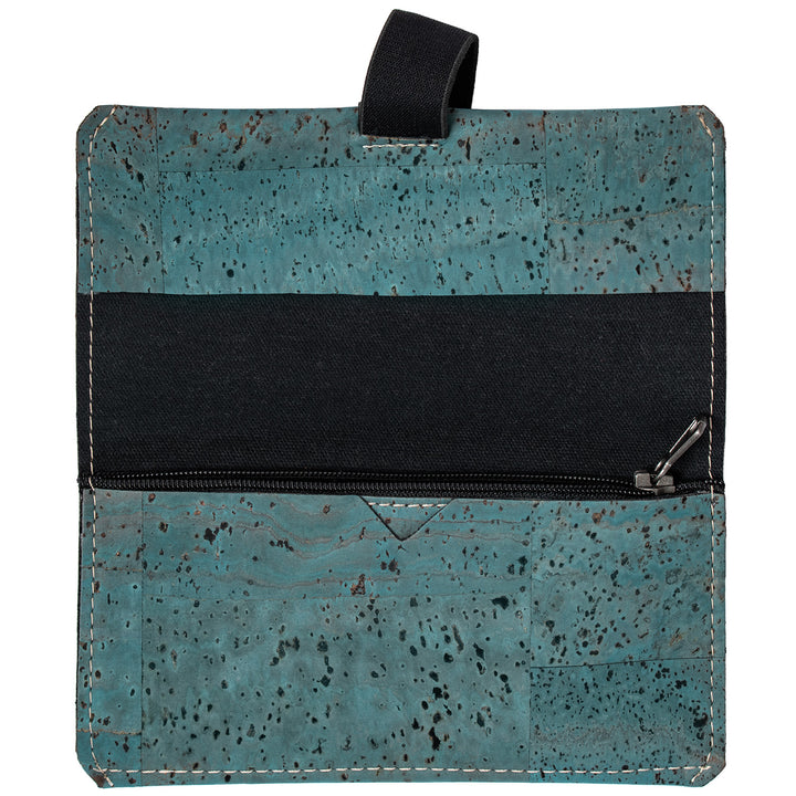 Tabaktasche aus Kork in der Farbe türkis geöffnet und ohne Inhalt #color_tuerkis