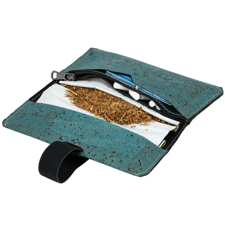 Offene Tabaktasche in türkis aus Kork befüllt mit Tabakbeutel, Paper und Feuerzeug #color_tuerkis