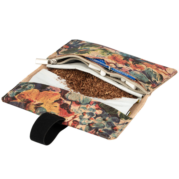 Offene Tabaktasche aus hellem Kork mit Blumenmuster befüllt mit Tabakbeutel, Paper und Feuerzeug #color_blumen