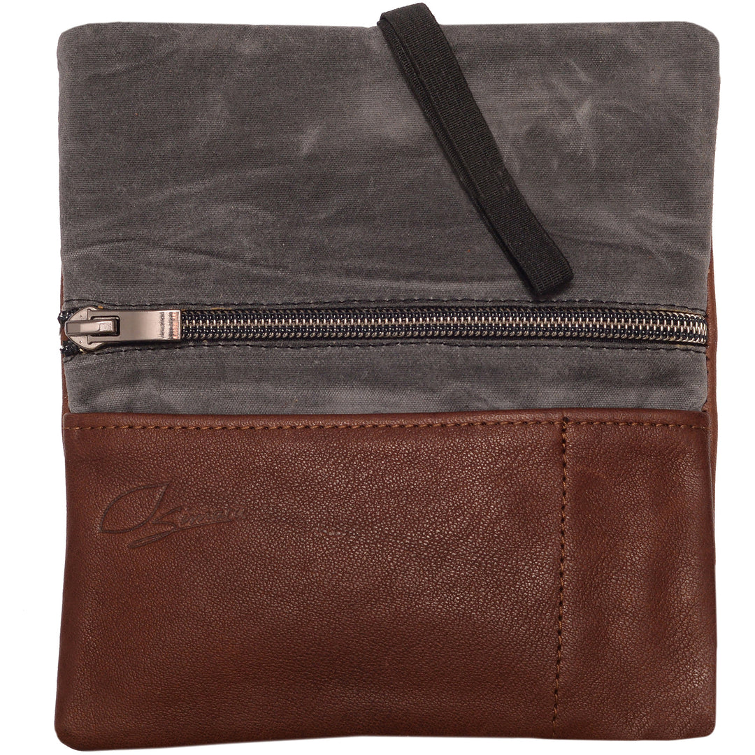 Geöffnete Tabaktasche aus braunem Leder mit Reißverschlussfach für Tabakbeutel und Fächern für Paper, Filter und Feuerzeug #color_hellbraun