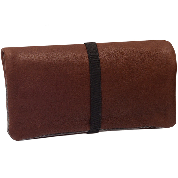 Außenansicht geschlossene Tabaktasche aus braunem Leder #color_hellbraun