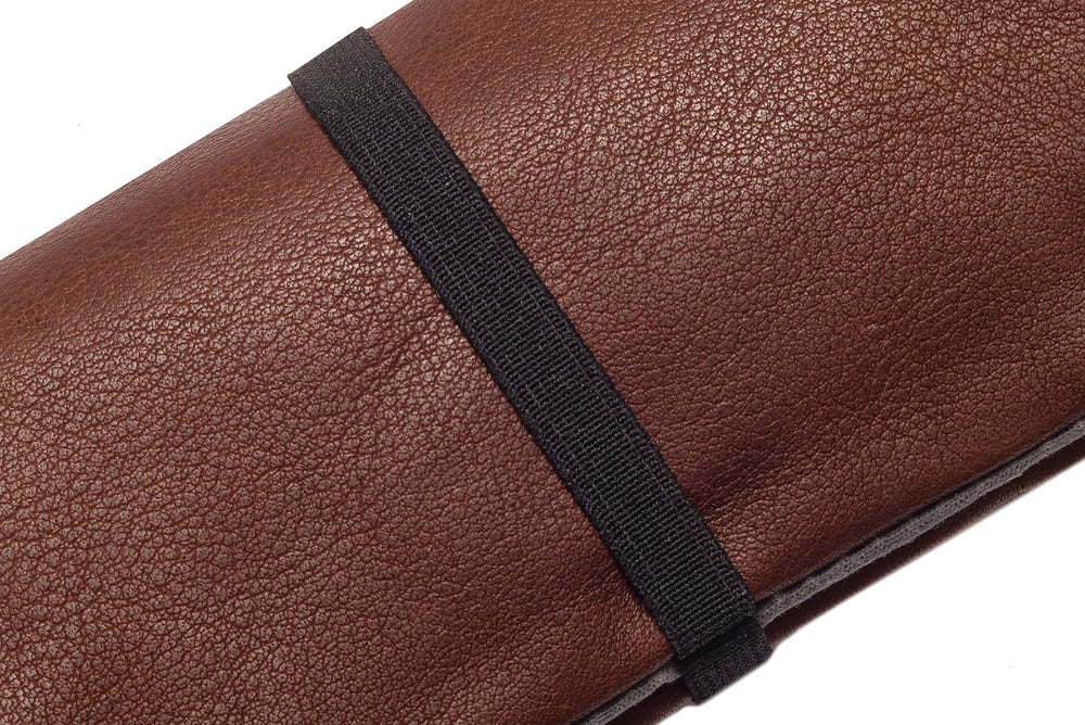 Geschlossene Tabaktasche aus braunem Leder mit schwarzem Gummibandverschluss #color_hellbraun