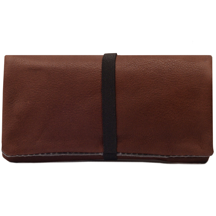 Außenansicht geschlossene Tabaktasche aus braunem Leder #color_hellbraun