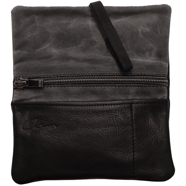 Geöffnete Tabaktasche aus schwarzem Leder mit Reißverschlussfach für Tabakbeutel und Fächern für Paper, Filter und Feuerzeug #color_schwarz