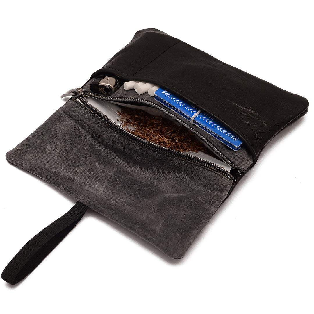 Tabaktasche aus schwarzem Leder befüllt mit Tabak, Filtern, Paper und Feuerzeug #color_schwarz
