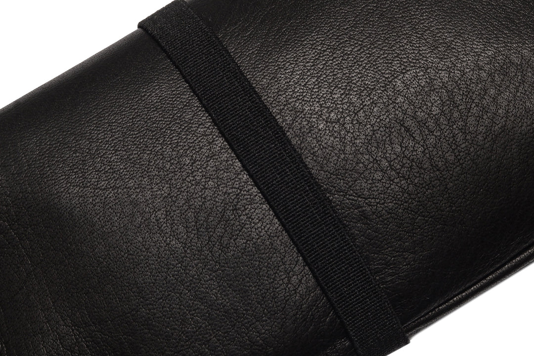 Geschlossene Tabaktasche aus schwarzem Leder mit Gummibandverschluss #color_schwarz