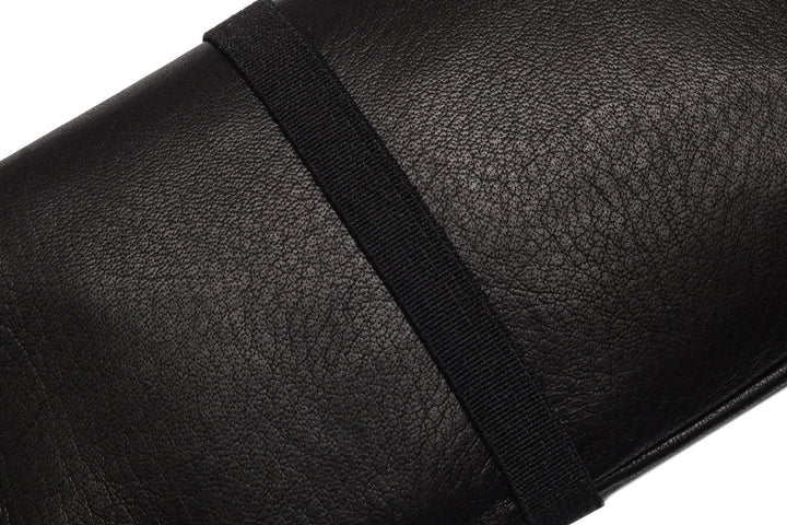 Geschlossene Tabaktasche aus schwarzem Leder mit Gummibandverschluss #color_schwarz