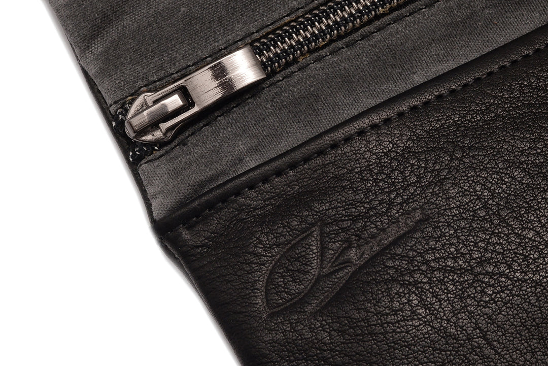Simaru Prägung auf schwarzer Ledertabaktasche mit Reißverschluss #color_schwarz