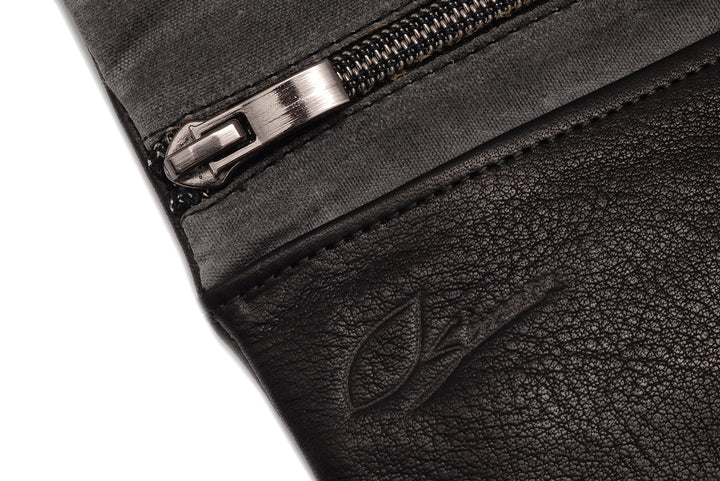 Simaru Prägung auf schwarzer Ledertabaktasche mit Reißverschluss #color_schwarz