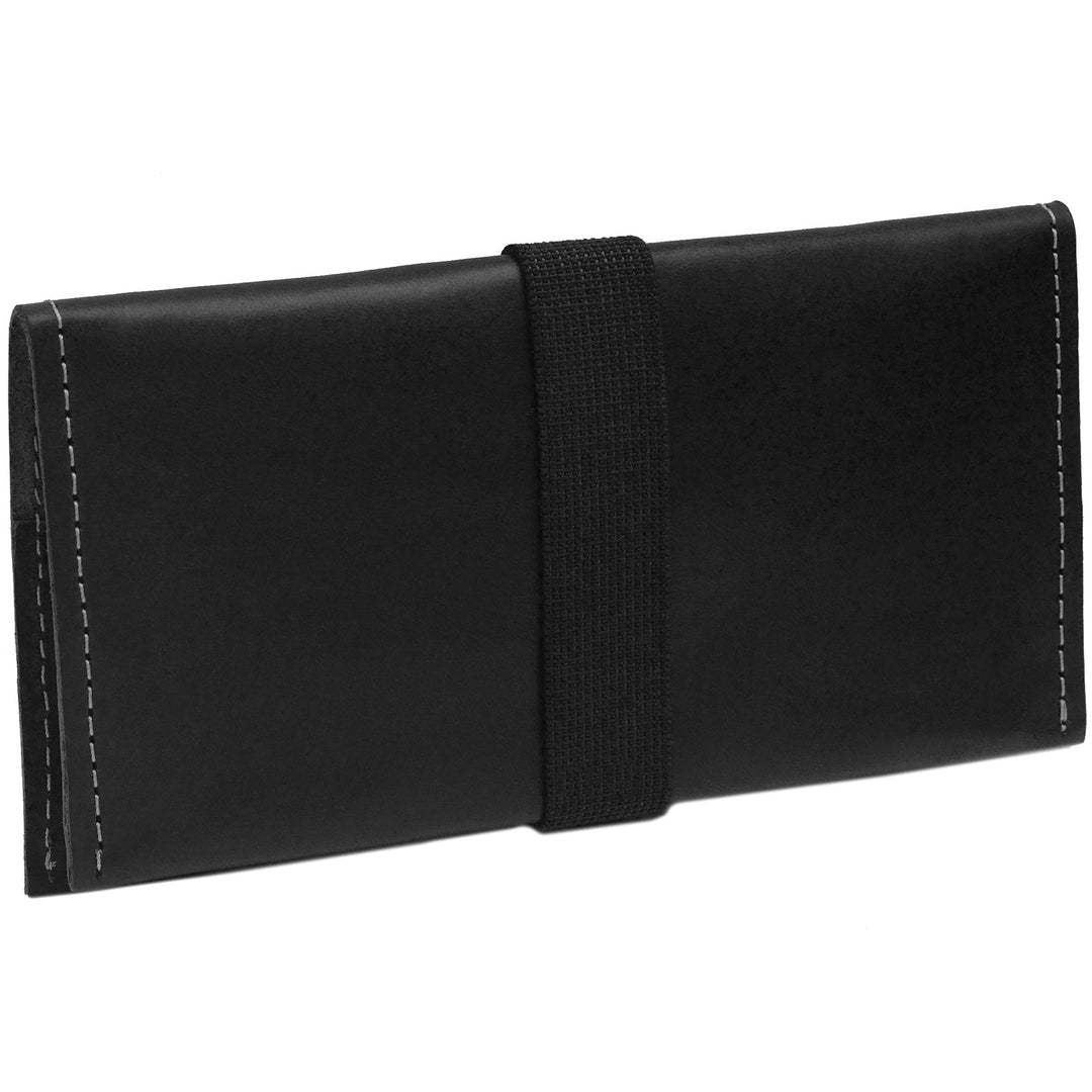 Außenansicht geschlossene Tabaktasche aus schwarzem Leder mit breitem Gummibandverschluss #color_schwarz