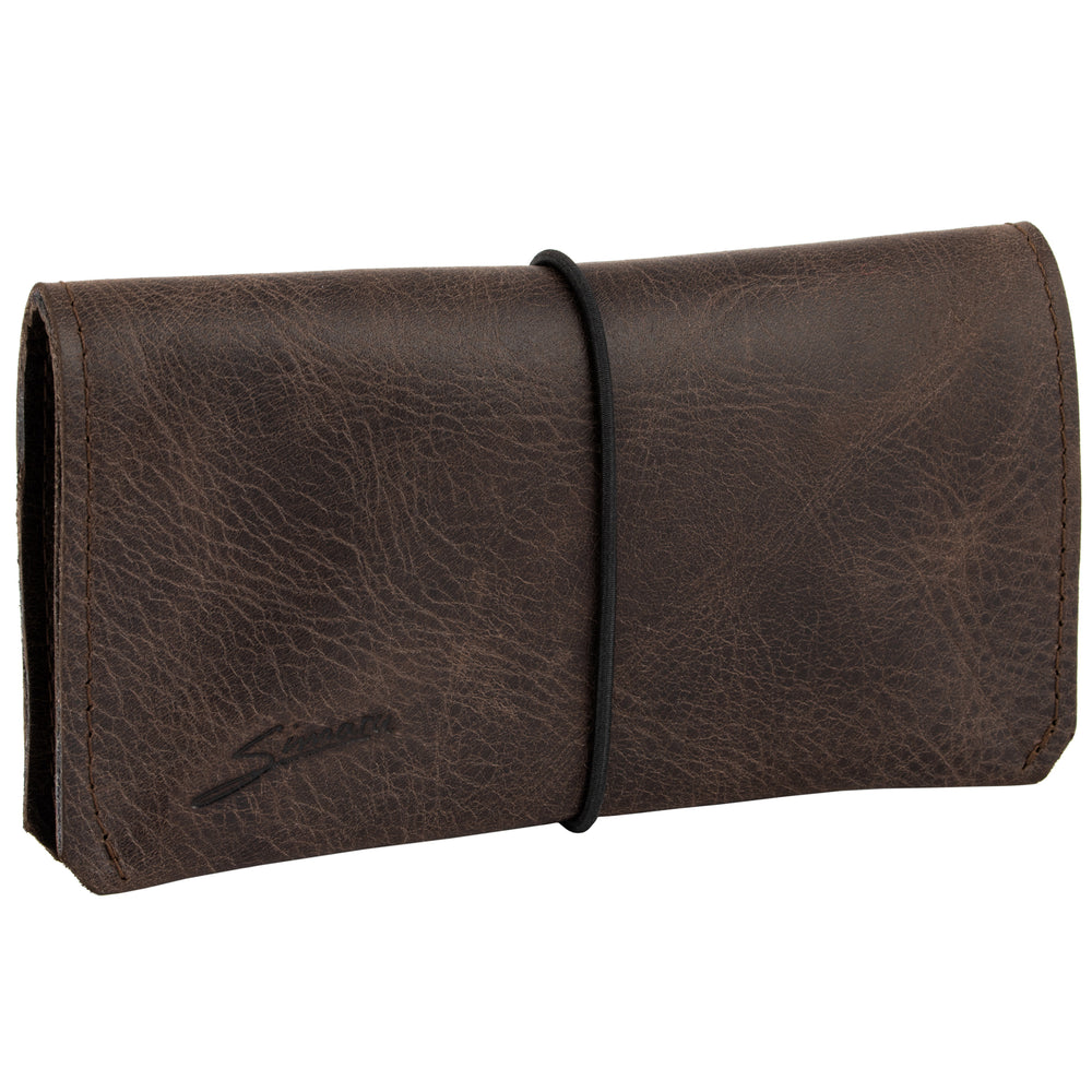 Außenansicht geschlossene Tabaktasche aus braunem Leder #color_braun