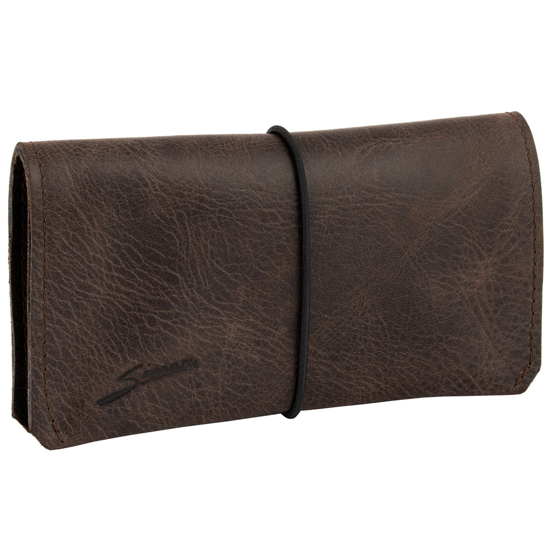 Außenansicht geschlossene Tabaktasche aus braunem Leder #color_braun