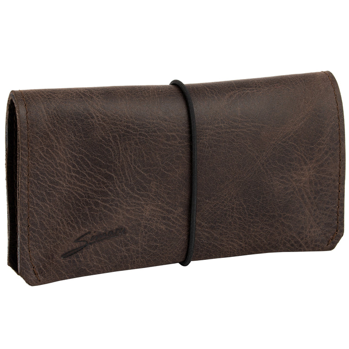 Außenansicht geschlossene Tabaktasche aus braunem Leder #color_braun