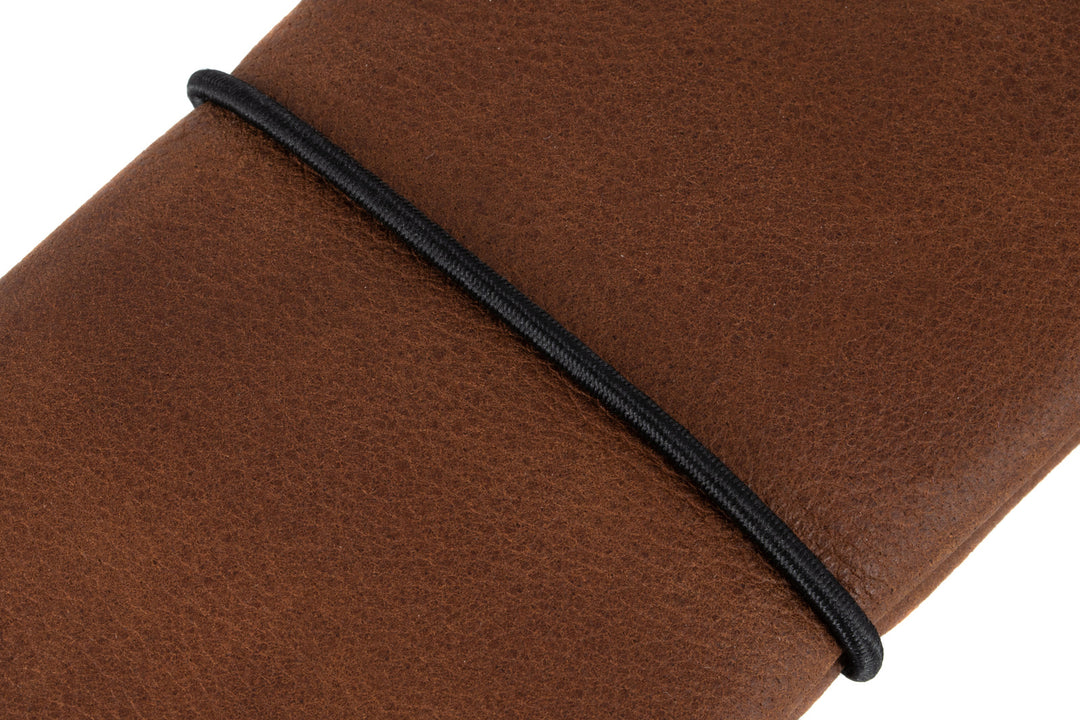Schwarzer Gummibandverschluss um brauner Ledertabaktasche #color_hellbraun