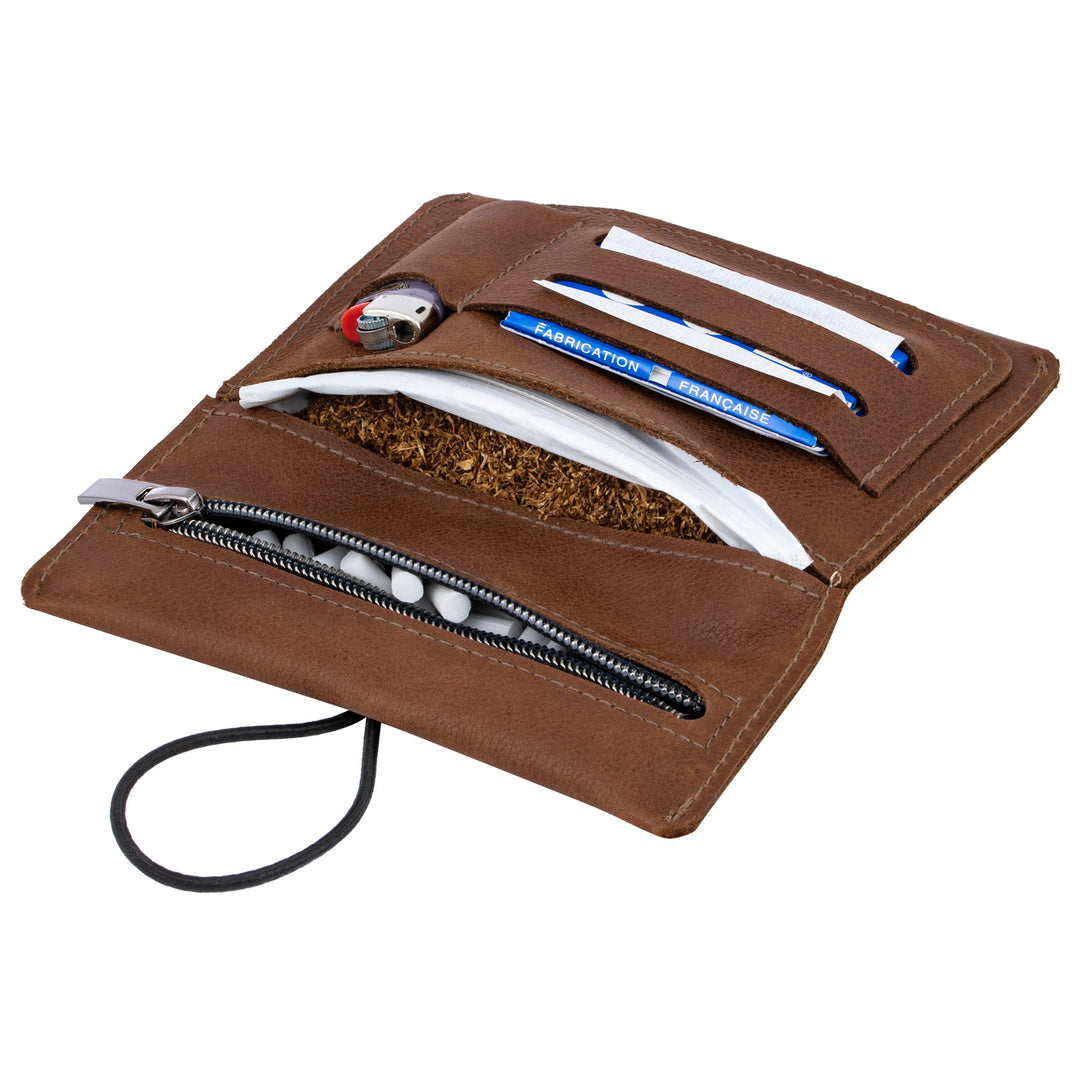 Geöffnete Tabaktasche aus hellbraunem Leder mit Tabak, Filter, Paper und Feuerzeug #color_hellbraun