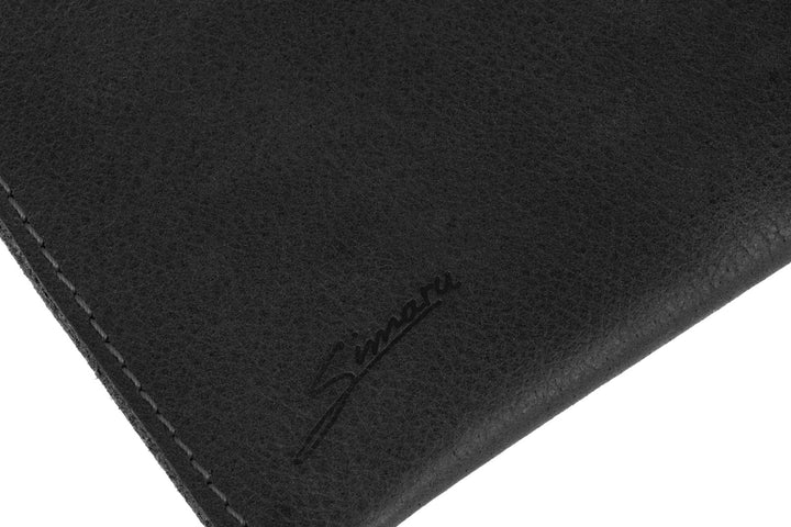 Simaru Prägung auf schwarzem Leder #color_schwarz