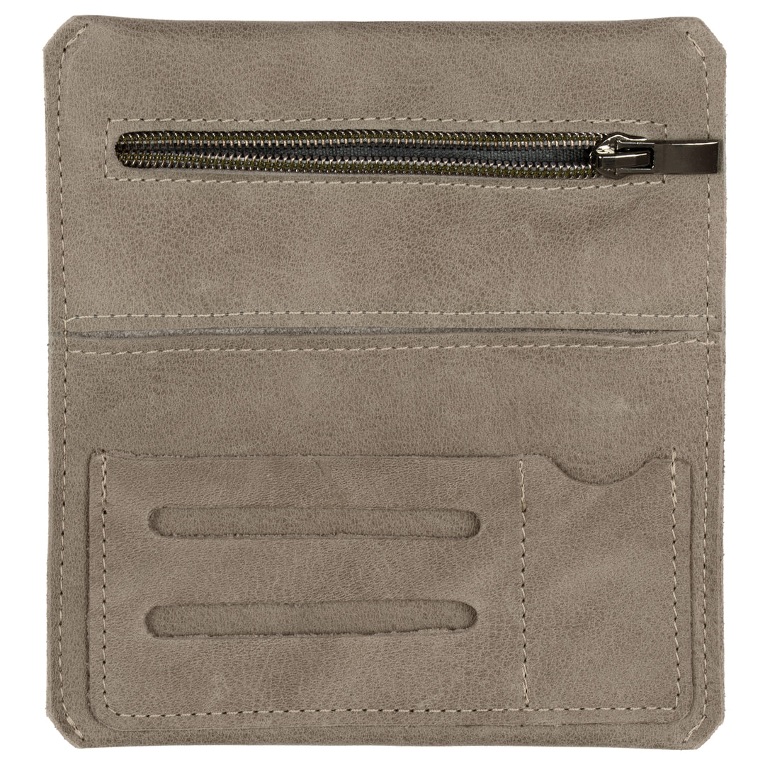 Geöffnete Tabaktasche aus grauem Leder mit Reißverschlussfach und weiteren Fächern für Zubehör #color_hellgrau
