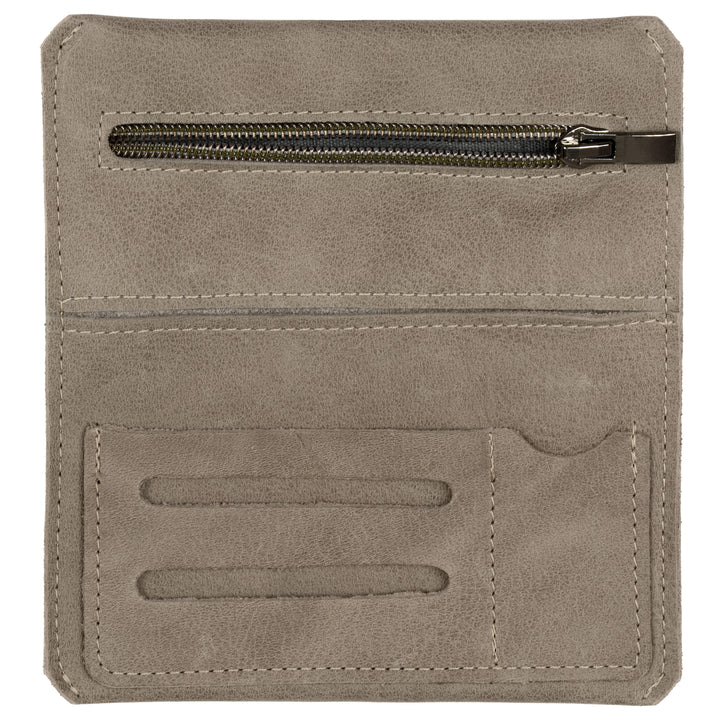 Geöffnete Tabaktasche aus grauem Leder mit Reißverschlussfach und weiteren Fächern für Zubehör #color_hellgrau