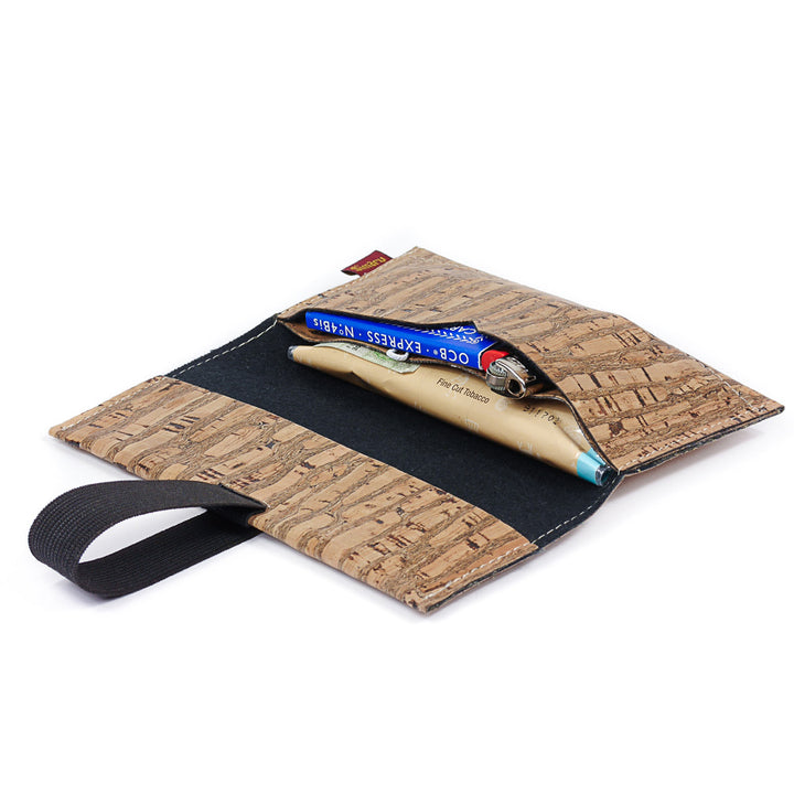 Offene Tabaktasche aus hellem Kork befüllt mit Tabakbeutel, Paper und Feuerzeug #color_raizes