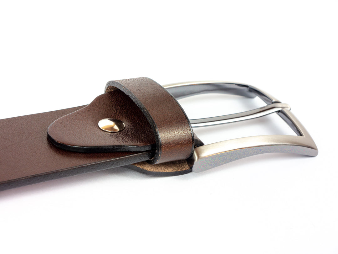 Gürtelende mit glänzender Silberschnalle #color_braun