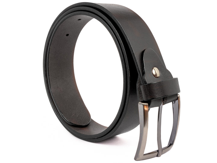 Aufgerollter, schwarzer Ledergürtel mit silberner Schnalle #color_schwarz