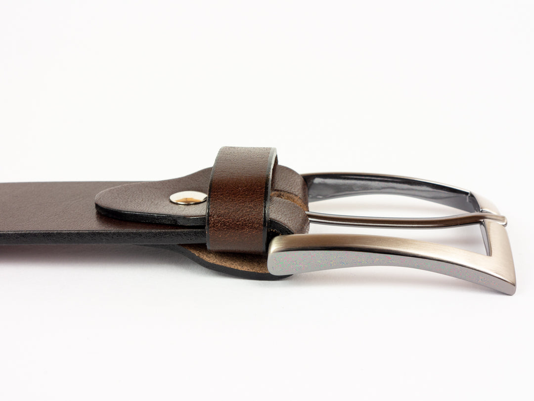 Seitenansicht Gürtelende mit glänzender Silberschnalle #color_braun