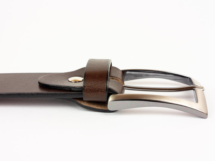 Seitenansicht Gürtelende mit glänzender Silberschnalle #color_braun