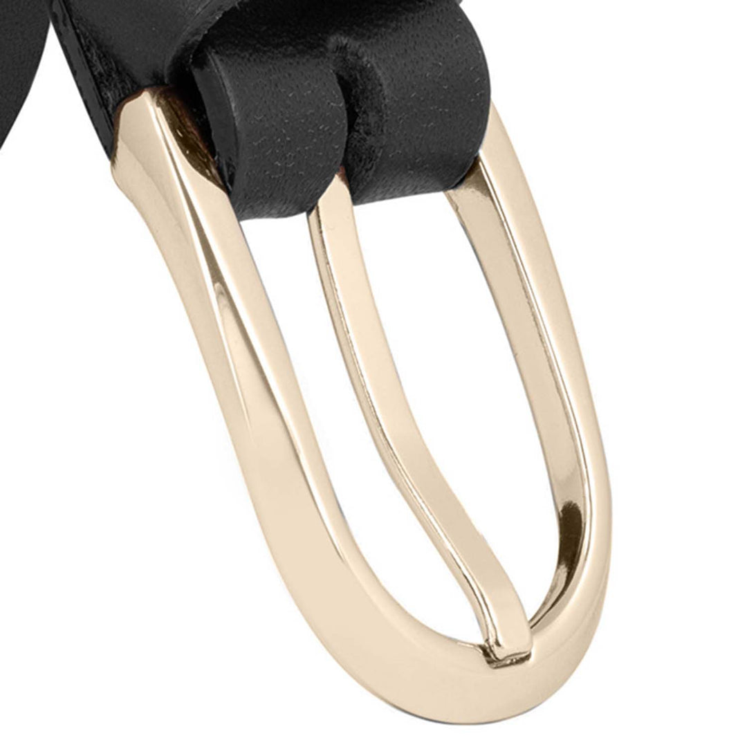 Nahaufnahme feine, goldene Gürtelschnalle an schwarzem Lederriemen