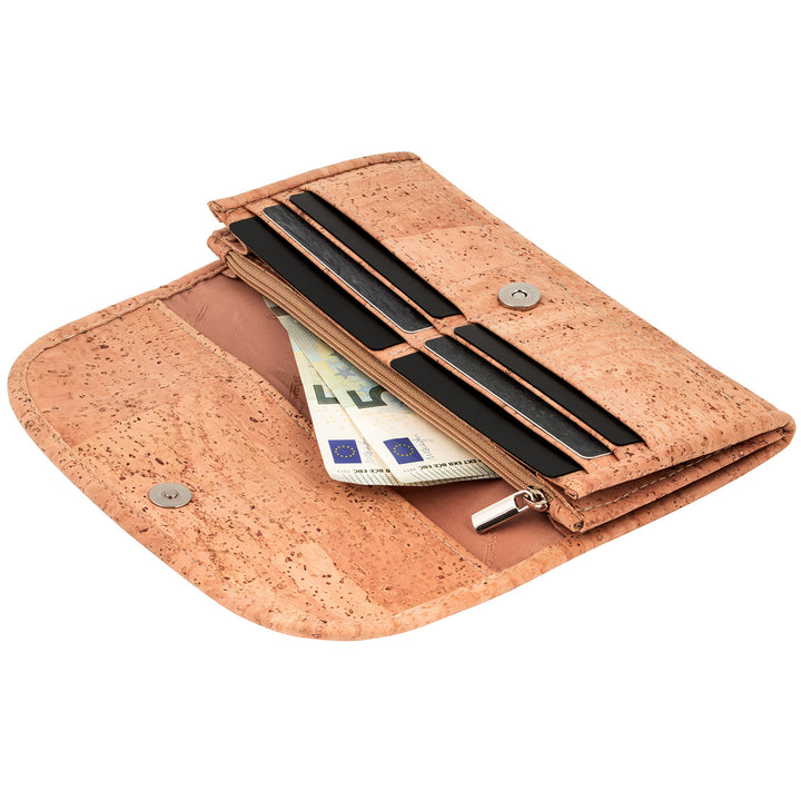 Geöffnete Damengeldbörse mit Druckknopfverschluss aus hellem Kork mit Reißverschlussfach, Geldbscheinen in Scheinfach und 6 Kartenfächern