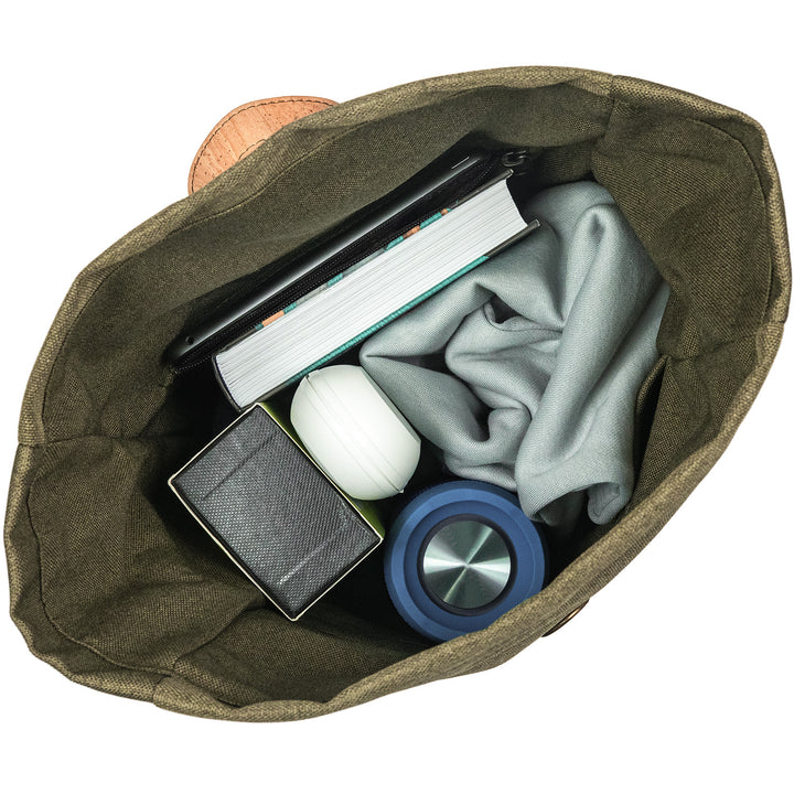 Draufsicht auf vollgepackten grünen Toploader Rucksack mit Laptop, Buch, Jacke, Trinkflasche, Brillenetui und großer Box im Inneren 