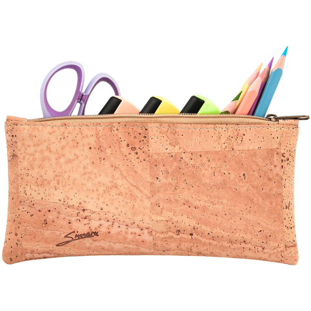Seitenansicht einer längliche Korktasche gefüllt mit Stiften, Markern und Schere, Farbe beige #color_beige