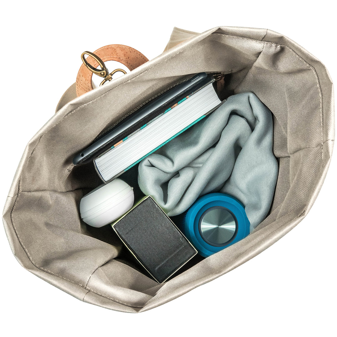 Draufsicht auf vollgepackten weißen Toploader Rucksack mit Laptop, Buch, Jacke, Trinkflasche, Brillenetui und großer Box im Inneren 