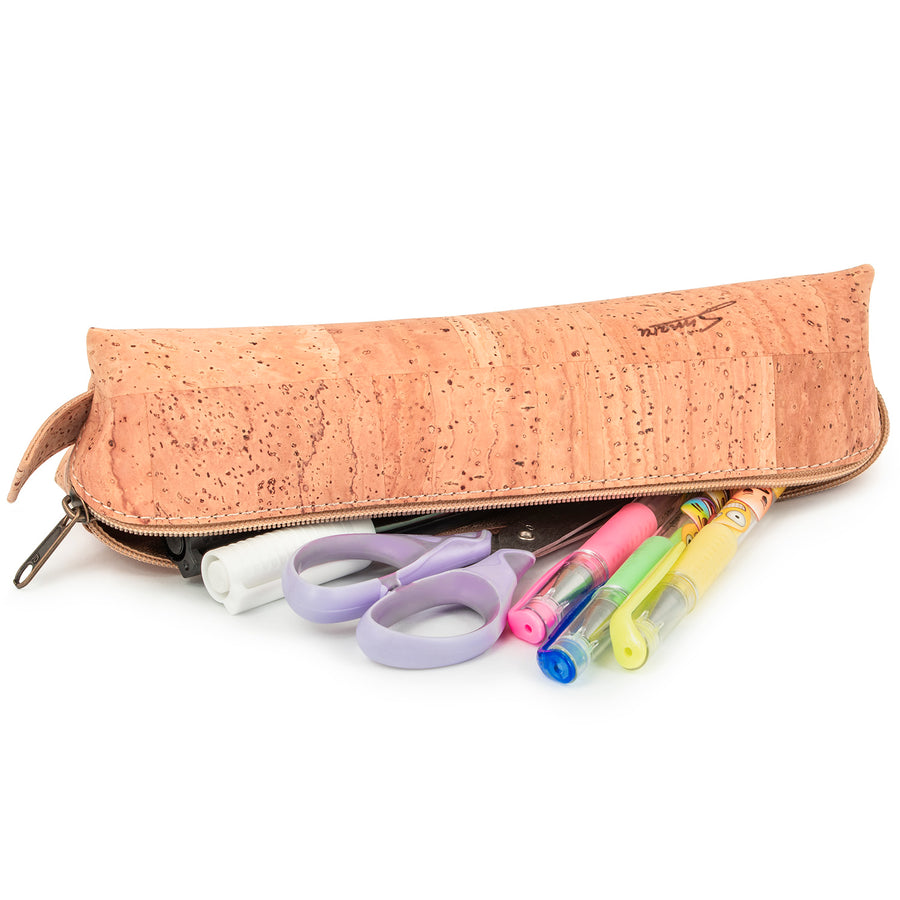 Rundliches Federmäppchen aus hellem Kork mit Reißverschluss geöffnet mit Stiften und Schere #color_beige