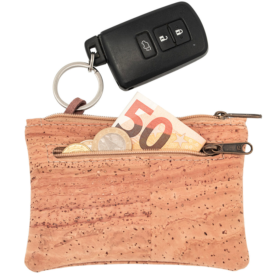Schlüsseltasche aus hellem Kork mit Autoschlüssel an Schlüsselring und 50 Euro Schein sowie Münzgeld in Seitenfach mit Reißverschluss #color_beige