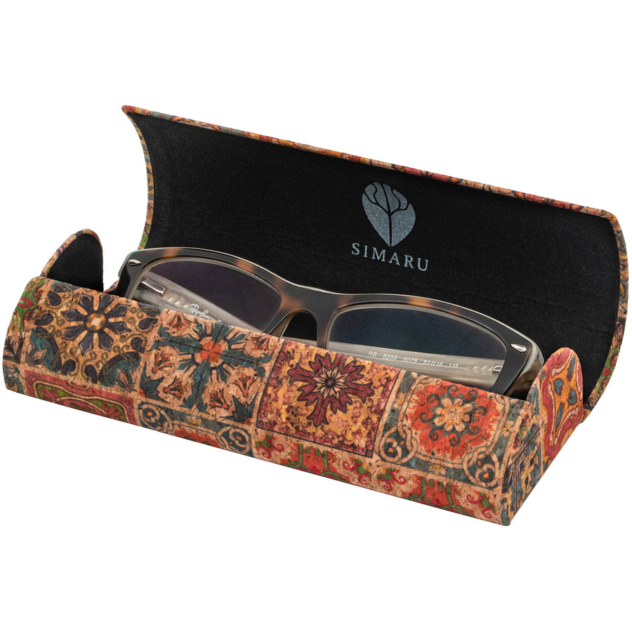 Lesebrille in geöffnetem Hartschalen Brillenetuis aus Kork mit buntem Muster außen und schwarzem Innenfutter