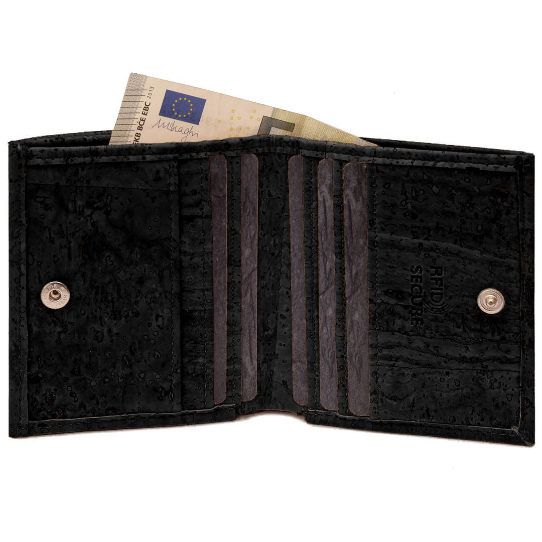 Aufgeklappter Kork Geldbeutel in der Farbe schwarz mit Kartensteckplätzen und 5 Euro Schein in Scheinfach #color_schwarz