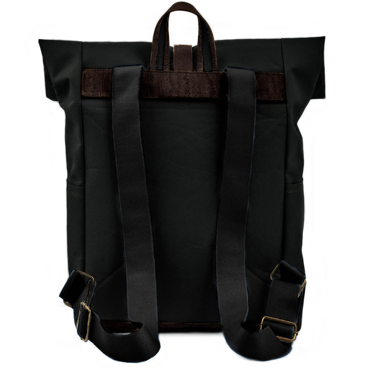 Rückansicht geschlossener Rolltop Rucksack aus schwarzem Stoff mit dunkelbraunem Kork und breiten dunklen Stoffträgern