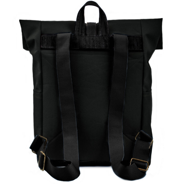 Rückansicht geschlossener Rolltop Rucksack aus schwarzem Stoff mit schwarzem Kork und breiten dunklen Stoffträgern