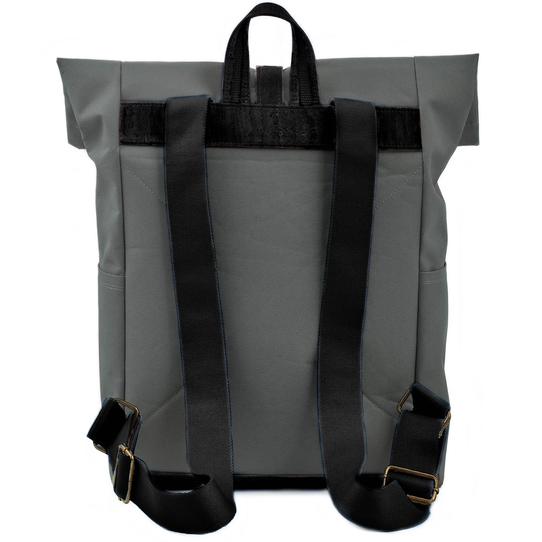 Rückansicht geschlossener Rolltop Rucksack aus grauem Stoff mit schwarzem Kork und breiten dunklen Stoffträgern