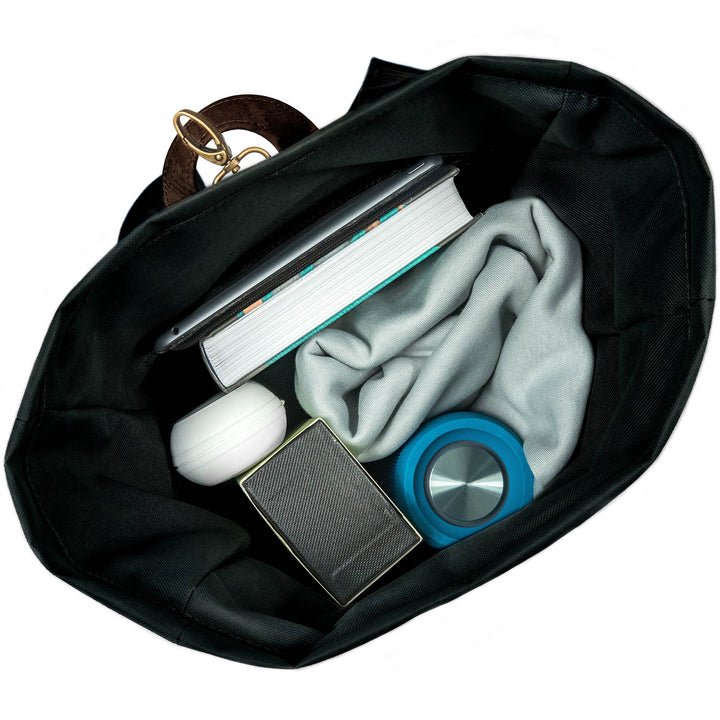 Draufsicht auf vollgepackten schwarzen Toploader Rucksack mit Laptop, Buch, Jacke, Trinkflasche, Brillenetui und großer Box im Inneren 