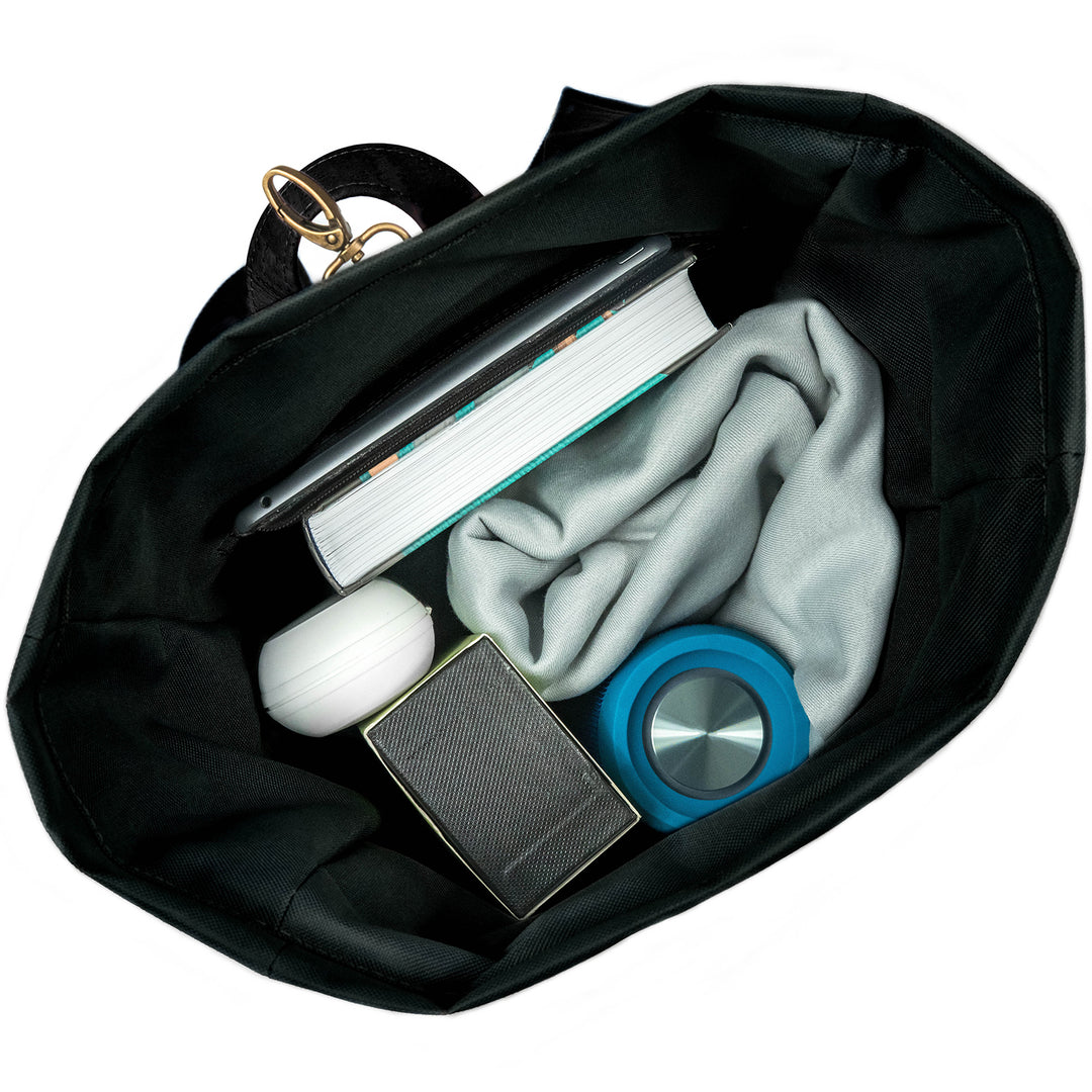 Draufsicht auf vollgepackten schwarzen Toploader Rucksack mit Laptop, Buch, Jacke, Trinkflasche, Brillenetui und großer Box im Inneren 