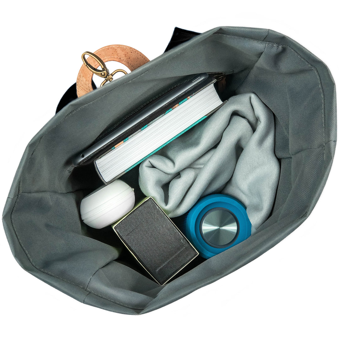 Draufsicht auf vollgepackten grauen Toploader Rucksack mit Laptop, Buch, Jacke, Trinkflasche, Brillenetui und großer Box im Inneren 