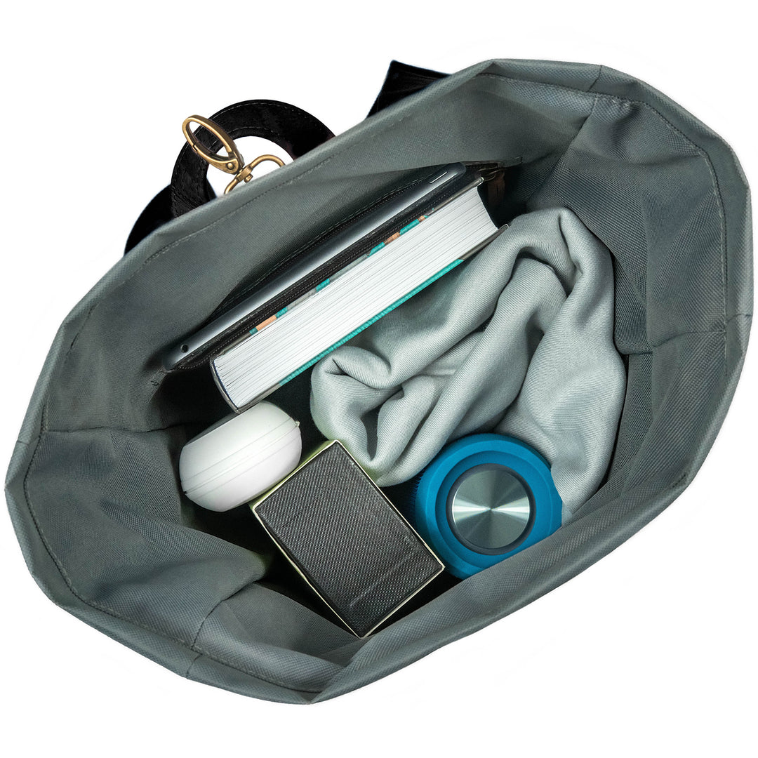 Draufsicht auf vollgepackten grauen Toploader Rucksack mit Laptop, Buch, Jacke, Trinkflasche, Brillenetui und großer Box im Inneren 