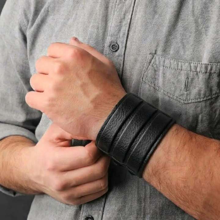 Leather bracelet for men with rivets size adjustable