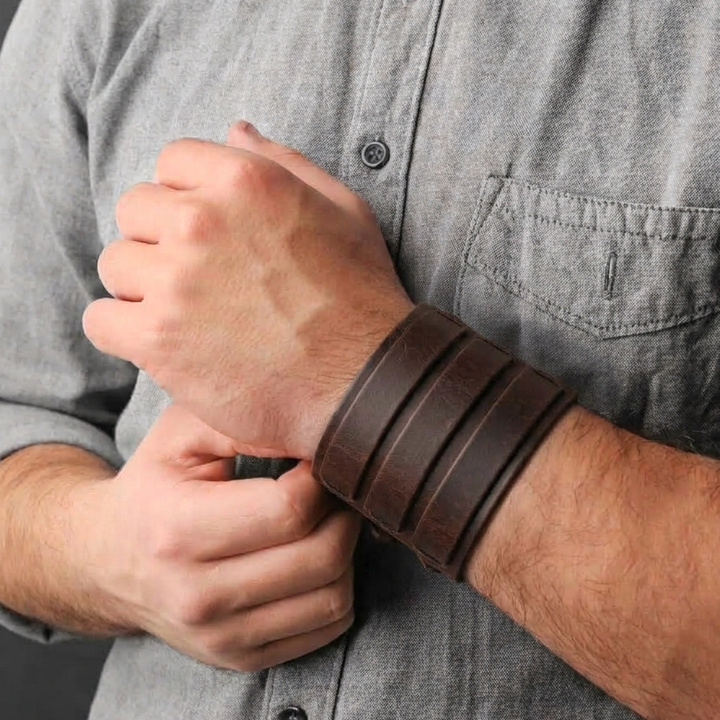 Leather bracelet for men with rivets size adjustable