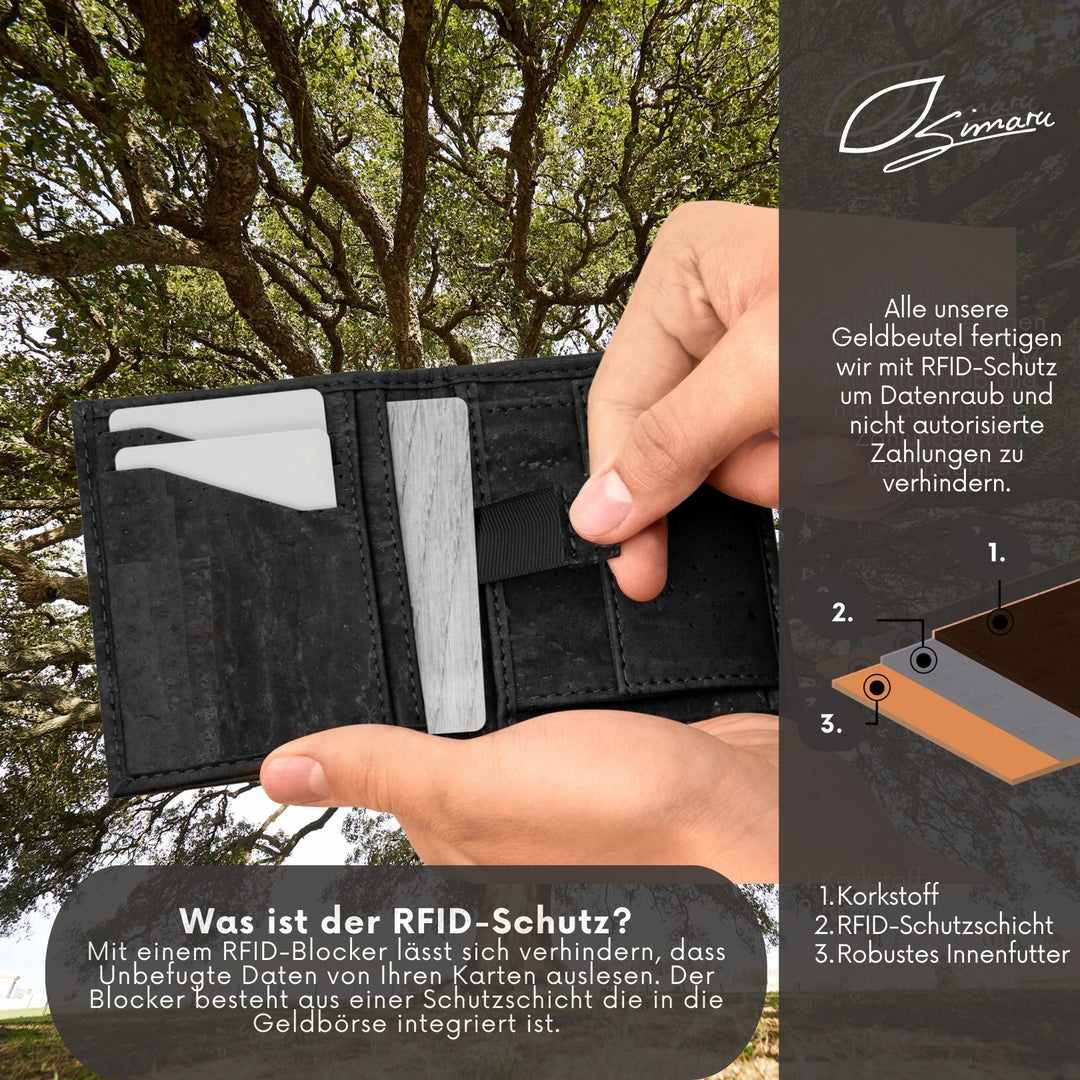 Geöffneter schwarzer Kork-Geldbeutel mit Zugband für Kartenfach und RFID-Schutz, Korkeiche im Hintergrund