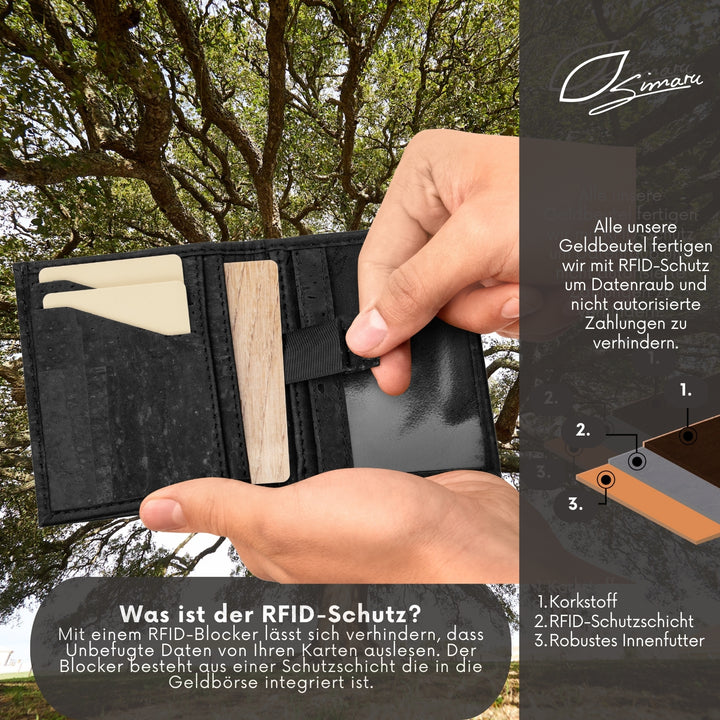 Geöffneter schwarzer Kork-Geldbeutel mit Zugband für Kartenfach und RFID-Schutz, Korkeiche im Hintergrund #color_schwarz
